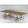 Stół - wóz ze starego drewna na kołach