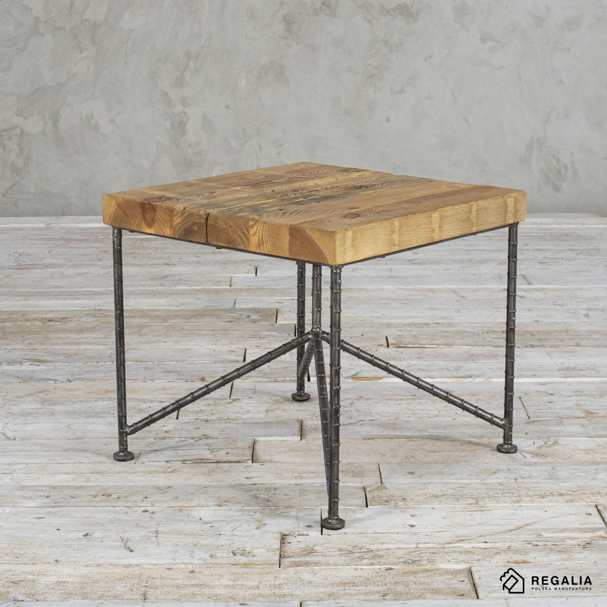 Industrialny stolik ze starego drewna - pręt zbrojeniowy z odzysku No. 423